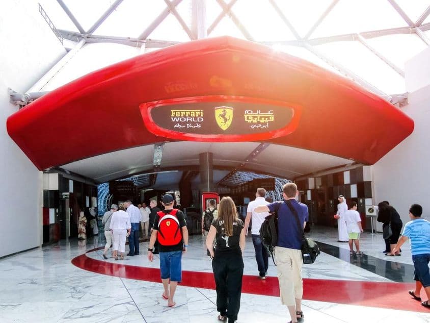 Entrée de l'Esports Arena de Ferrari World à Abu Dhabi, des gens entrant par la porte.