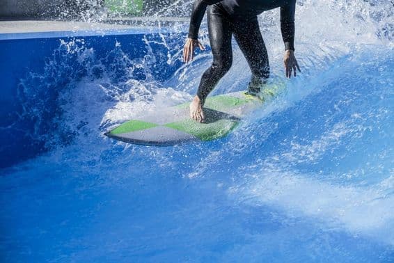 Une personne surfant dans une piscine à vagues