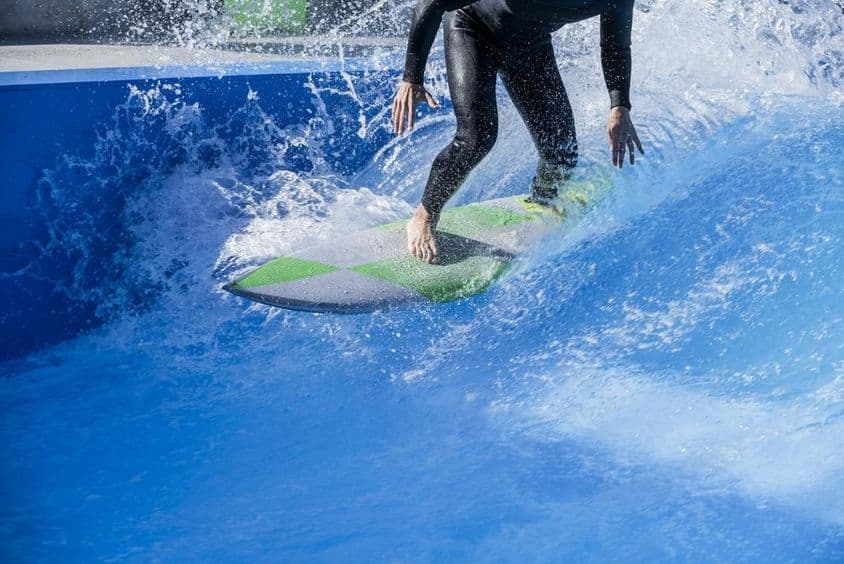 Une personne surfant dans une piscine à vagues