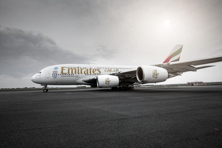 Avion Emirates sur la piste.