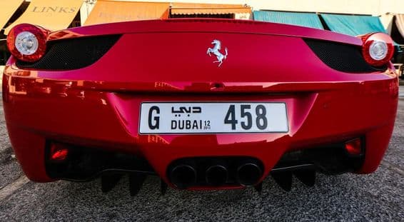 Ferrari avec une plaque d'immatriculation à trois chiffres.