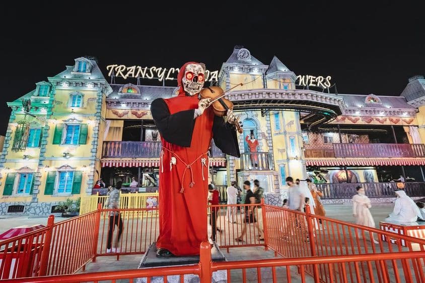 Une maison hantée 'Maison de la Peur' dans le style du Château de Dracula en Transylvanie au parc d'attractions Global Village de Dubaï.