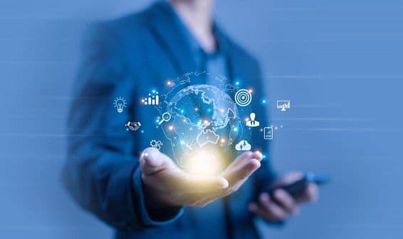 Une personne tenant une projection numérique en forme de globe.