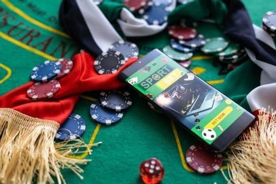 Drapeau des Émirats Arabes Unis sur une table de roulette parmi des jetons.