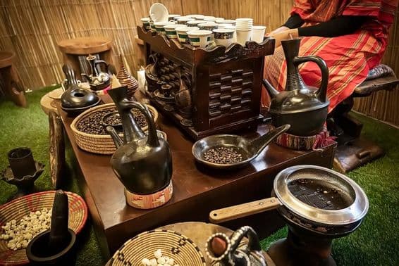 Café arabe, cafetière et tasse sur une table, café au style arabe.