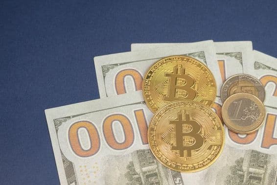 Dollar américain au-dessus de pièces bitcoin à côté d'une pièce d'un euro