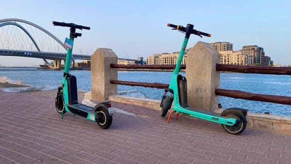 Trottinette électrique de Dubaï près de l'océan.