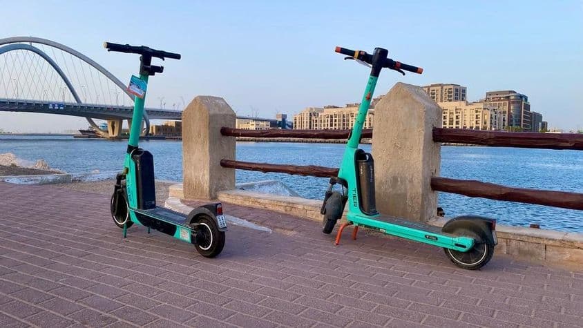 Trottinette électrique de Dubaï près de l'océan.