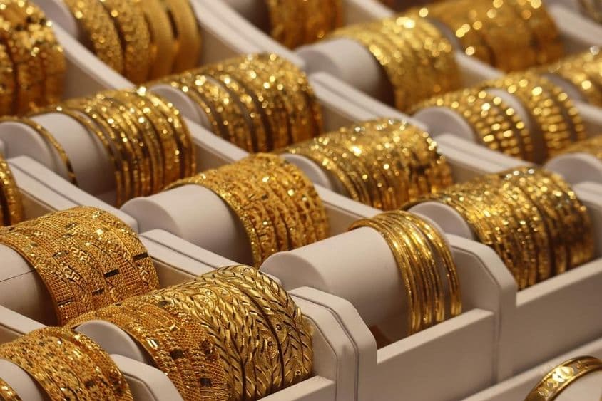Bracelets en or dans un magasin de Dubaï.