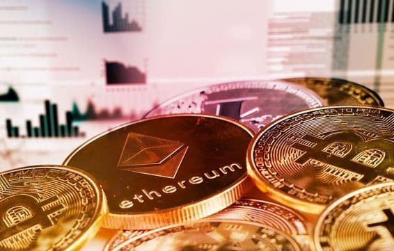 Pièces de crypto, Bitcoin et Ethereum.
