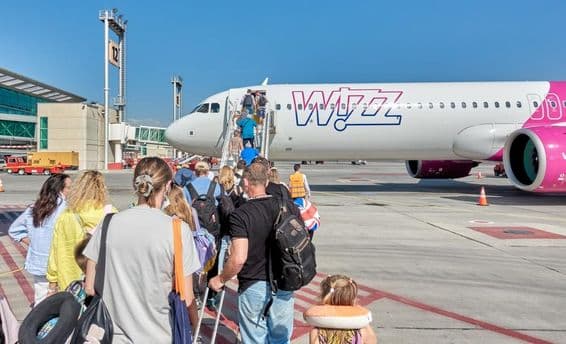 Passagers embarquant dans un avion de Wizz Air.
