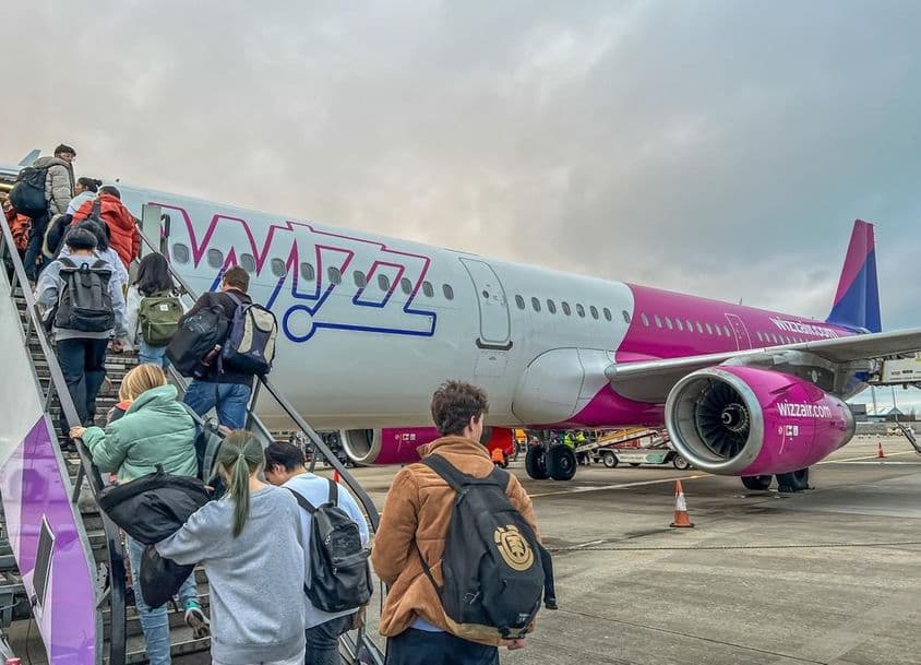 Passagers embarquant à bord d'un avion Wizz Air.