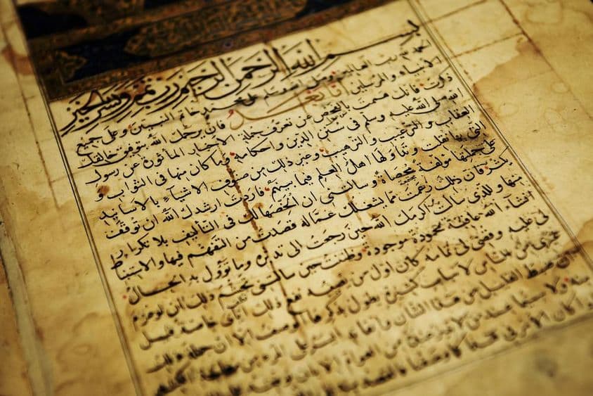 Ancien script arabe dans un livre.