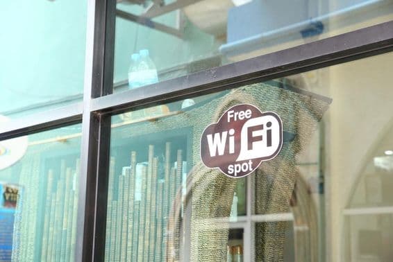 Inscription dans la fenêtre d'un café annonçant du WiFi gratuit.