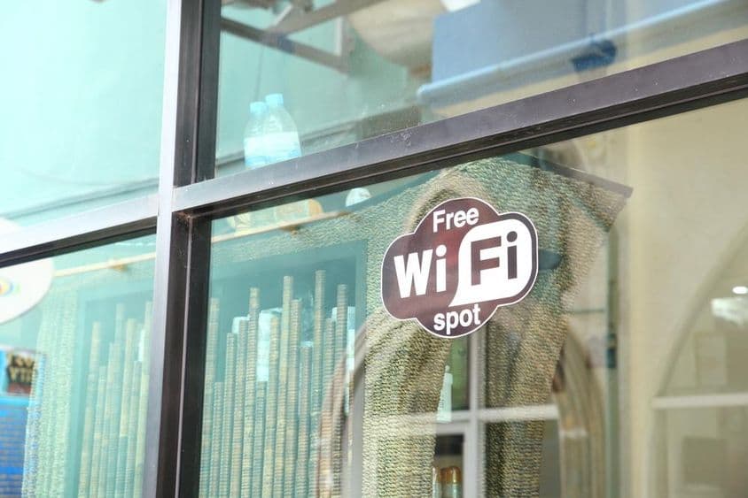 Inscription dans la fenêtre d'un café annonçant du WiFi gratuit.