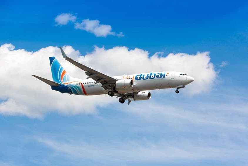Un avion flydubai volant dans le ciel.