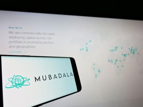 Mubadala affiché sur un téléphone.