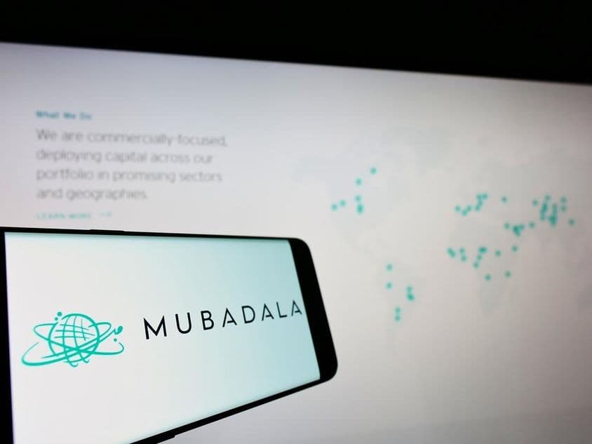 Mubadala affiché sur un téléphone.
