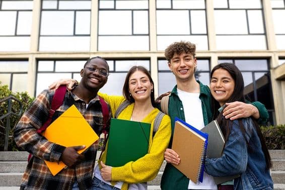 Les étudiants sont sur la photo tenant des dossiers.