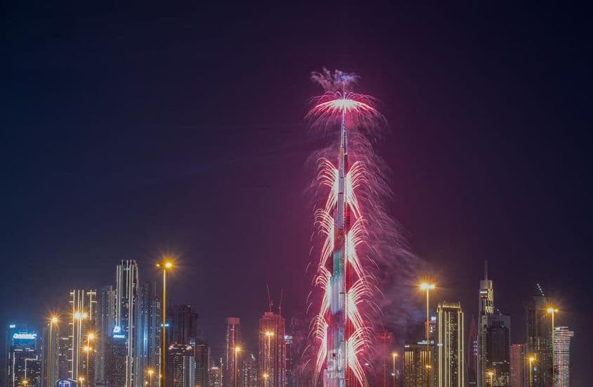 Feux d'artifice du Nouvel An au Burj Khalifa avec d'autres gratte-ciels illuminés.