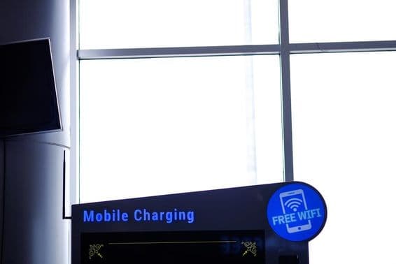 Point de recharge mobile gratuit et internet gratuit à Dubaï.