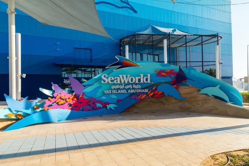 Entrée de SeaWorld Abu Dhabi, avec une grande baleine bleue.