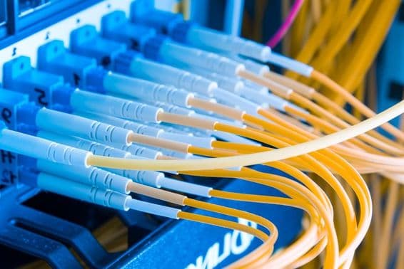 Connexions optiques configurées dans un panneau de brassage.