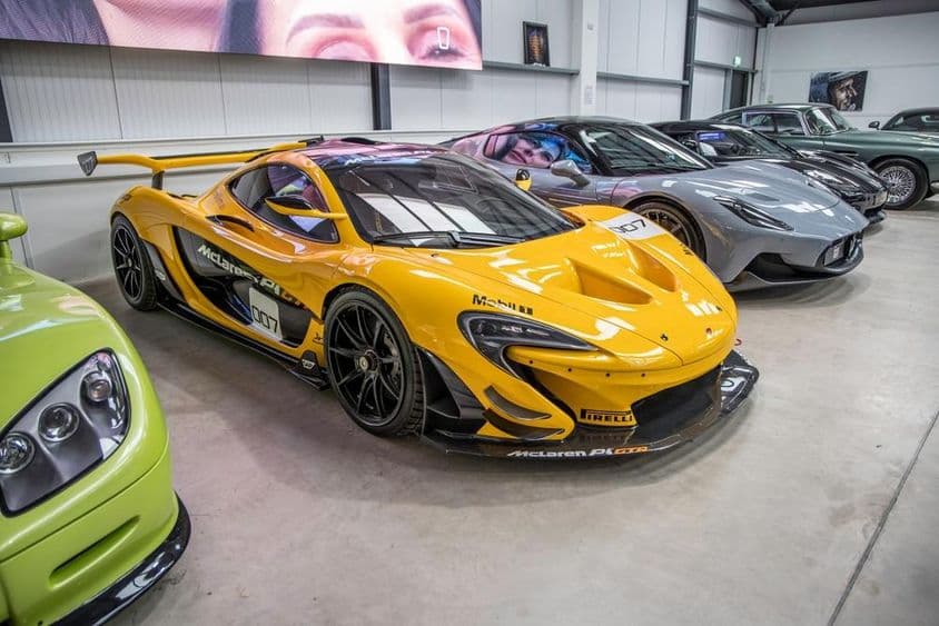 McLaren et autres voitures garées dans un garage.