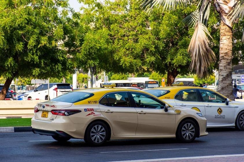 Taxi de Dubaï sur la route.