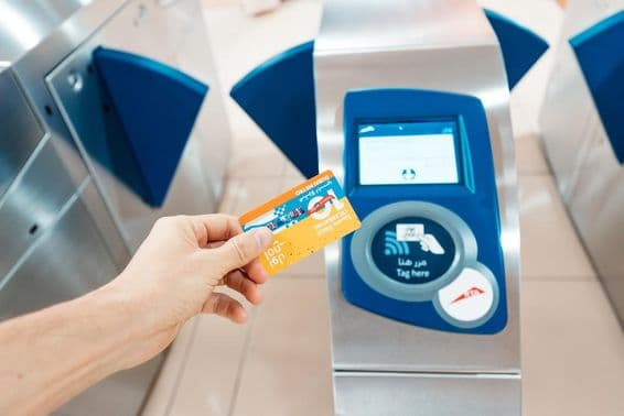 Une personne tenant une carte Nol édition limitée pour le 10ème anniversaire en utilisation dans le métro.