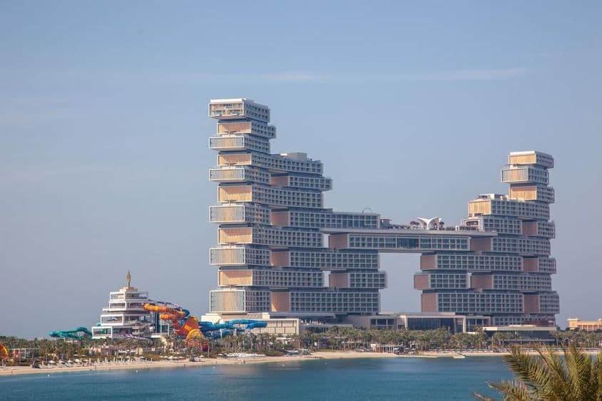 Le Royal Atlantis Resort Residence à The Palm hôtel avec des toboggans visibles de l'intérieur.