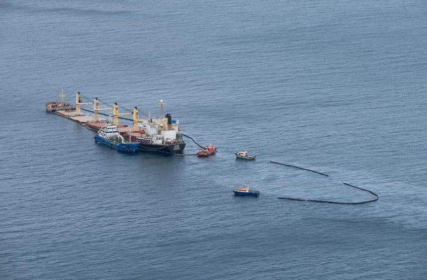 Nettoyage du déversement de pétrole en mer, bateaux entourant la zone.