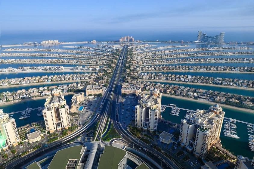 Paysage de Palm Jumeirah avec maisons et routes.