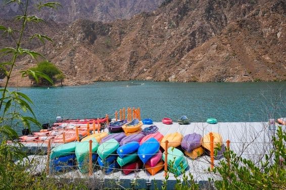 Kayaks devant le barrage d'Al Rafisah avec quelques bateaux gonflables.