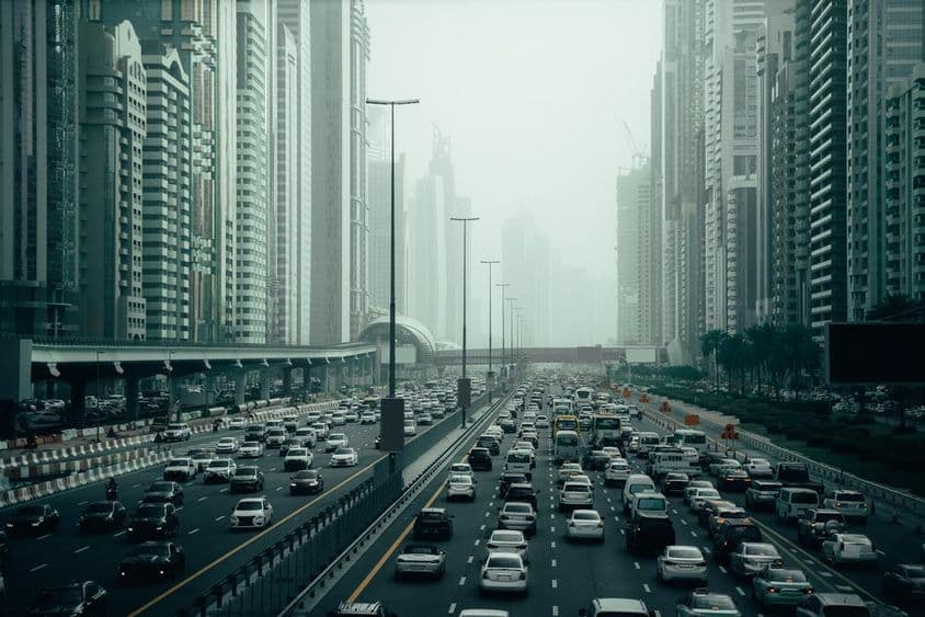 Vue de la skyline de Dubaï depuis une route, pleine de voitures, énorme embouteillage.