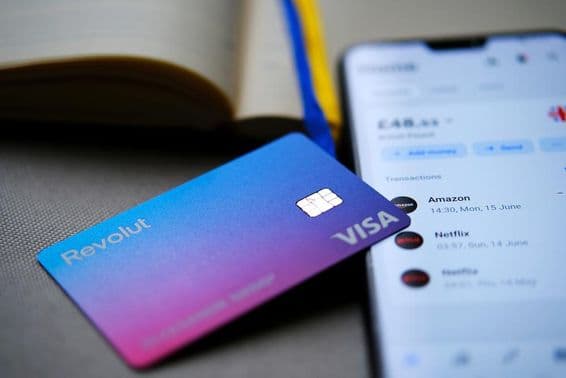 Carte Visa Revolut affichée sur l'écran d'un téléphone.