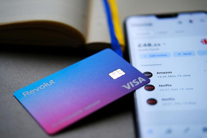 Carte Visa Revolut affichée sur l'écran d'un téléphone.