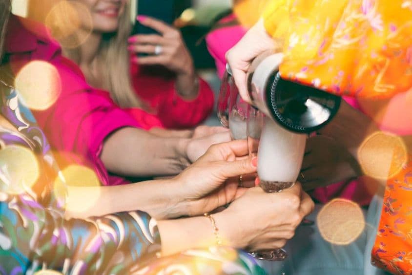 Personnes buvant du champagne dans un club.