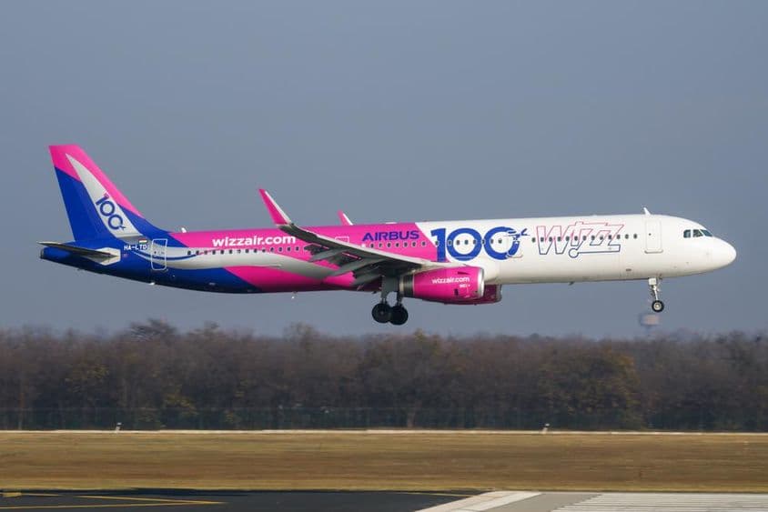 Avion Wizz Air volant à basse altitude au-dessus de la piste.