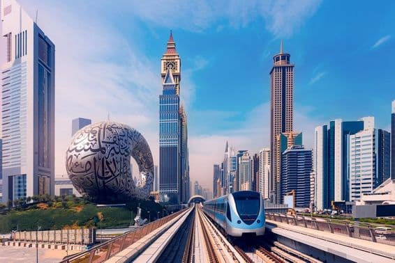 Métro de Dubaï avec des gratte-ciel en arrière-plan, musée du futur à gauche.