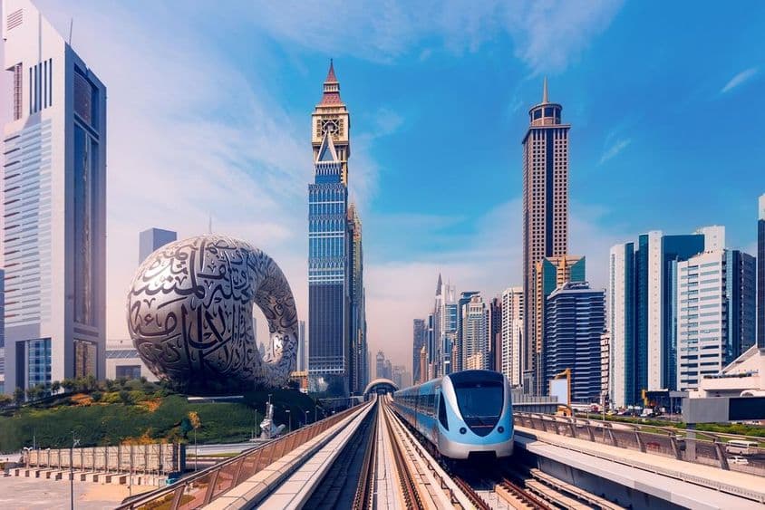 Métro de Dubaï avec des gratte-ciel en arrière-plan, musée du futur à gauche.