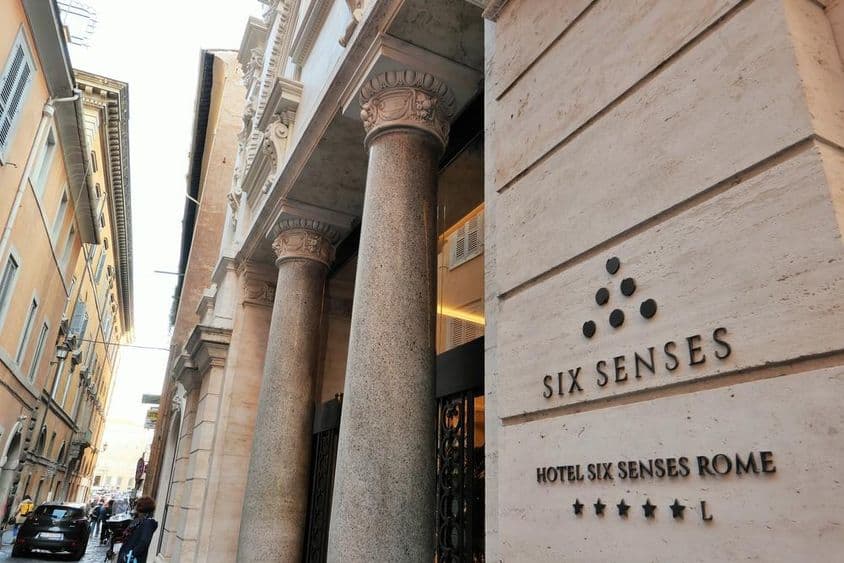 Enseigne d'un hôtel 5 étoiles Six Senses à Rome.