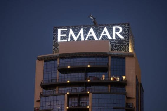 Logo EMAAR visible au sommet d'un gratte-ciel.