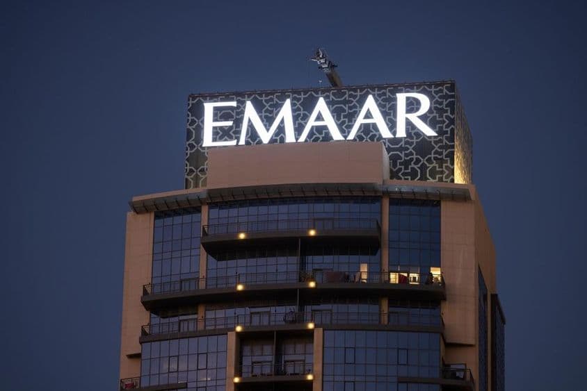 Logo EMAAR visible au sommet d'un gratte-ciel.