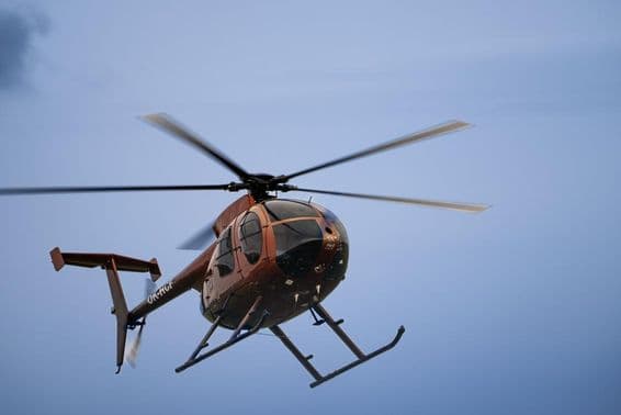 Un hélicoptère léger volant dans les airs.