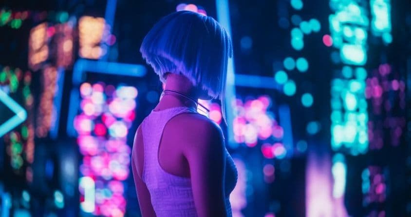 Une femme se rendant à un festival d'anime, avec des cheveux bleus et des lumières clignotantes en arrière-plan.