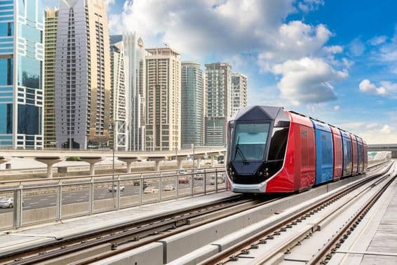 Tram de Dubaï avec gratte-ciels en arrière-plan.