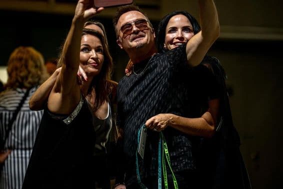 Le légendaire groupe irlandais, The Corrs, prend un selfie.