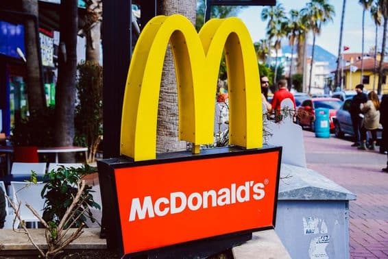 Enseigne McDonald's visible avec vue sur la rue en arrière-plan.