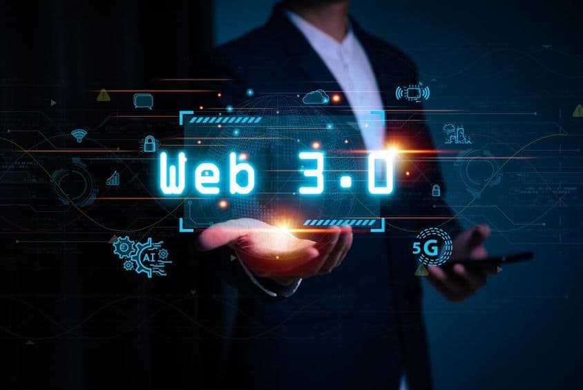 Une personne tenant une inscription Web3 projetée sur sa main.